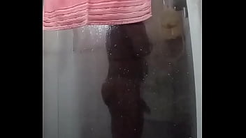 Preview 2 of Wife Trys Black - Bunda Boa no Banho