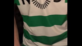 Preview 4 of Hide Sexes - Loiro com camisa do Sporting mete fundo em mim