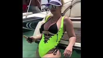 Preview 4 of Mmms Xxx Video - Mi MAMA ES TODA una MILF bien BUENOTA en BIKINI