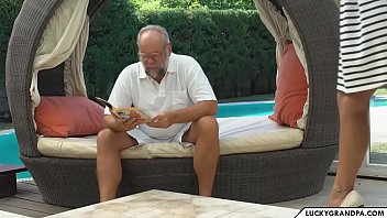 Preview 1 of Conch Beeg - Helping grandpa