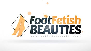 Preview 1 of Rusko Tube Filme Stra - Barefoot teen plays with her ballet flats