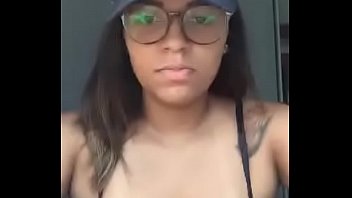 Preview 1 of Moreninha Funk Quase Pelada - PERISCOPE 01 Morena de oculos mostrando os peitos
