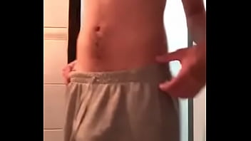 Preview 1 of Abi Elle Brook - Novinho gay balan&ccedil_ando e exibindo o pau na bermuda sem cueca