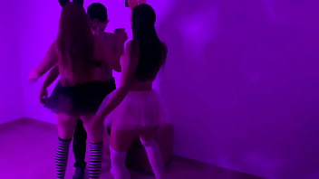 Preview 1 of Papa Ne Bate Ko Chod Diya - El lobo cachondo encuentra dos sexys conejitas para saciar su sed de sexo en la fiesta de Halloween