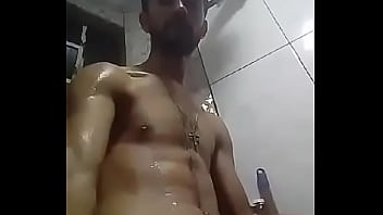 Preview 1 of Ryby Mayyy - Magrinho pauzudo no banho