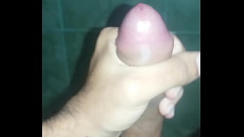 Preview 3 of Salle De Bain Marie - Novinho batendo punheta e gozando gostoso