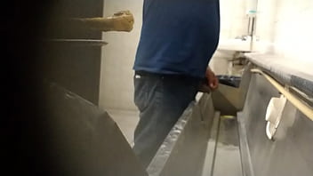Preview 2 of Black Xxxzzxz - Spy pissing