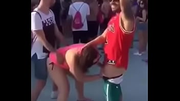 Preview 2 of Hd Ofic - Sendo sarrada por tr&aacute_s e mamando o gostoso no centro de Divinopolis ao meio dia