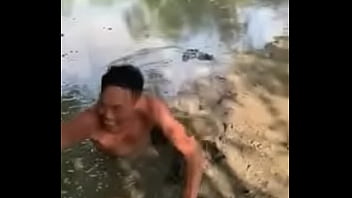 Preview 3 of Babati Sex Video - Bơi bị tuột quần