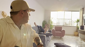 Preview 1 of Borka Pora Xxnx - CHICO SE FOLLA A LA EMPLEADA DE SERVICIO FRENTE A SU PADRASTRO