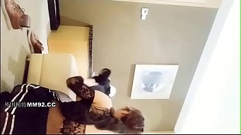 Preview 2 of Xxx Vieo Bf - 剧情演绎气质离异富姐入住酒店借口开关坏了色诱电工小哥穿着性感黑丝啪啪