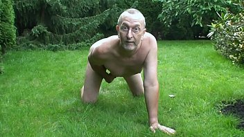 Preview 2 of Xx Cham Com - Nackedei wichst im Garten 15
