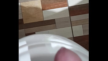 Preview 4 of Mom Milf Squirt Party - Rica paja en el ba&ntilde_o de mis suegros