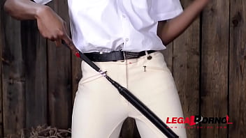 Preview 1 of Peladinha Dating - Black domina Maria Ryder humiliates dude in handcuffs until he squirts GP581