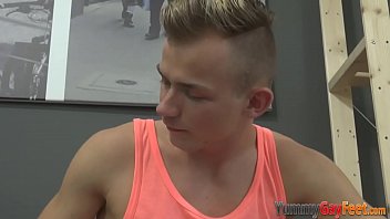 Preview 1 of Violada Por 4 Hon Bres - Fucking teen cums on feet