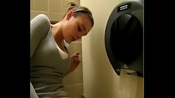 Preview 3 of Quay Len Me Tam Co Rua Lon Con - Quickly cum in the toilet