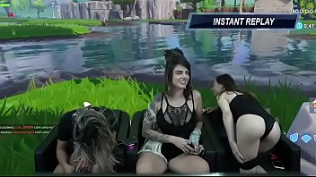 Preview 4 of Good Ninght Mom - Striptease Fornite