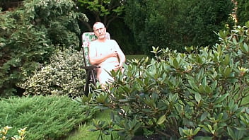 Preview 2 of Muslim Hum - Nackedei wichst im Garten 11