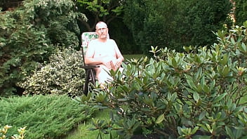 Preview 3 of Muslim Hum - Nackedei wichst im Garten 11