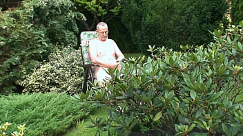 Preview 4 of Muslim Hum - Nackedei wichst im Garten 11