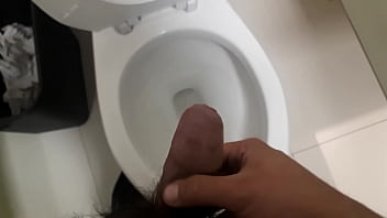 Preview 4 of Marlene Wiloughby - Masturb&aacute_ndome en los ba&ntilde_os de la escuela