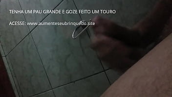 Preview 3 of Black On White Amatuer - Batendo punheta no banheiro
