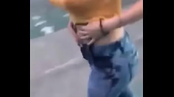 Preview 1 of Melanie Petite Anal - Puta se desnuda en plena calle y dice que tiene calor