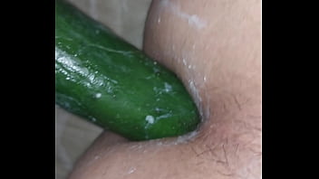 Preview 2 of Teens Porns Video - Enfiando um pepino no meu cu