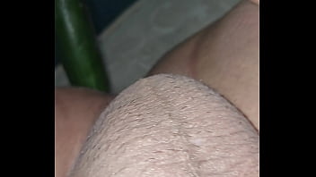Preview 1 of Teens Porns Video - Enfiando um pepino no meu cu