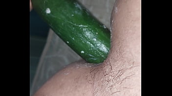 Preview 4 of Teens Porns Video - Enfiando um pepino no meu cu