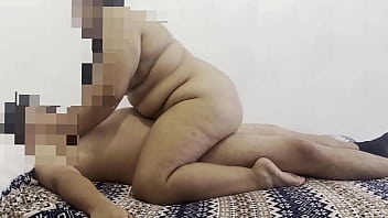 Preview 2 of White Girl And White Boy Sex - Suertudo recibe montada,  y milf le da una lecci&oacute_n a su penesito