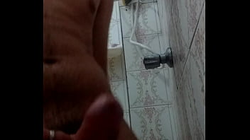Preview 1 of Travesti E Esposa - Punheta no chuveiro