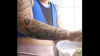 Preview 2 of Lesbian Scared - Estou fazendo bolinhos pro meu sogro e coloquei o shorts que ele adora