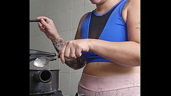 Preview 3 of Lesbian Scared - Estou fazendo bolinhos pro meu sogro e coloquei o shorts que ele adora