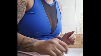 Preview 1 of Lesbian Scared - Estou fazendo bolinhos pro meu sogro e coloquei o shorts que ele adora
