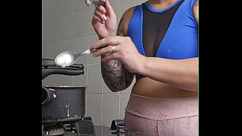 Preview 4 of Lesbian Scared - Estou fazendo bolinhos pro meu sogro e coloquei o shorts que ele adora
