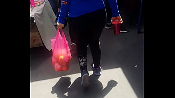 Preview 3 of Boadi Hit Movie - Vizcochit orico en leguings negros y top azul de culo hermoso  caminando en tianguis