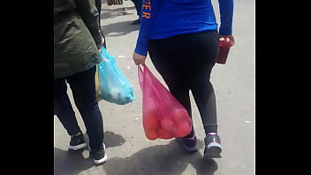 Preview 4 of Boadi Hit Movie - Vizcochit orico en leguings negros y top azul de culo hermoso  caminando en tianguis