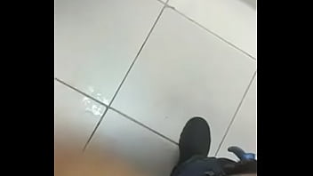 Preview 2 of Porn Indo Hijab Hot - punheta no banheiro