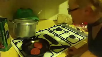 Preview 1 of Sexys Tear - Comendo a novinha enquanto ela cozinha