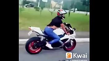Preview 2 of Ban Tan Xnxn - Morena gostosa andando de moto