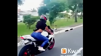 Preview 1 of Ban Tan Xnxn - Morena gostosa andando de moto