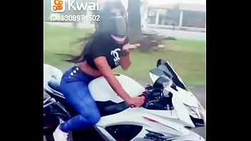 Preview 4 of Ban Tan Xnxn - Morena gostosa andando de moto
