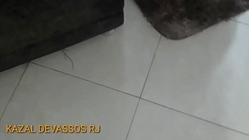 Preview 4 of Sex Tanga Pics - CHRIS DEVASSA  gemendo e gozando na Boca do Comedor FIXO na frente do Corno retribuindo com um boquete guloso engolindo o pauz&atilde_o do amante  na frente do corno  vouyer
