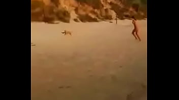 Preview 3 of Xxx77 - Argentina desnuda en la playa y perro le roba la tanga 2