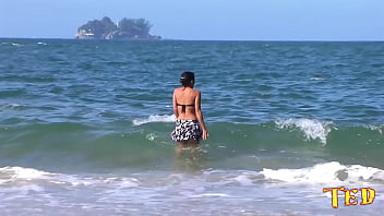 Preview 4 of Seducing Family Massage Sex - Bastidores do Ted - Novinha na praia do Guaruj&aacute_ - Jeniffer Matrix
