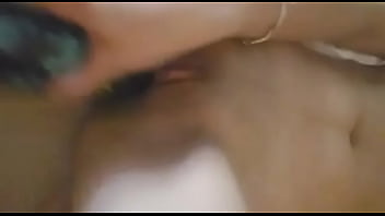 Preview 4 of Hindi Xxx Mms - Mi novia se masturba con una botella de vino