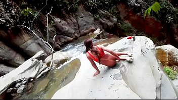 Preview 4 of Sisters Booty Be Snacks - Lilyan una morena caliente masturbandose en el r&iacute_o