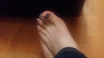 Preview 3 of Julia Boinn - Do women like man&#039_s feet?