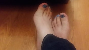 Preview 4 of Julia Boinn - Do women like man&#039_s feet?